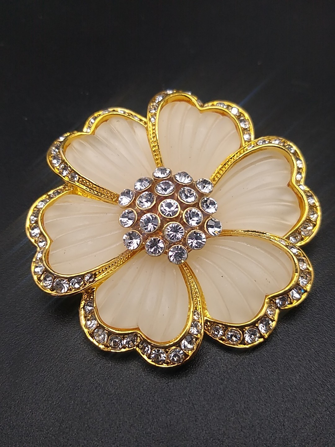 Possible Melania Trump Gold Tone Rhinestone Flower Brooch READ DESCRIPTION