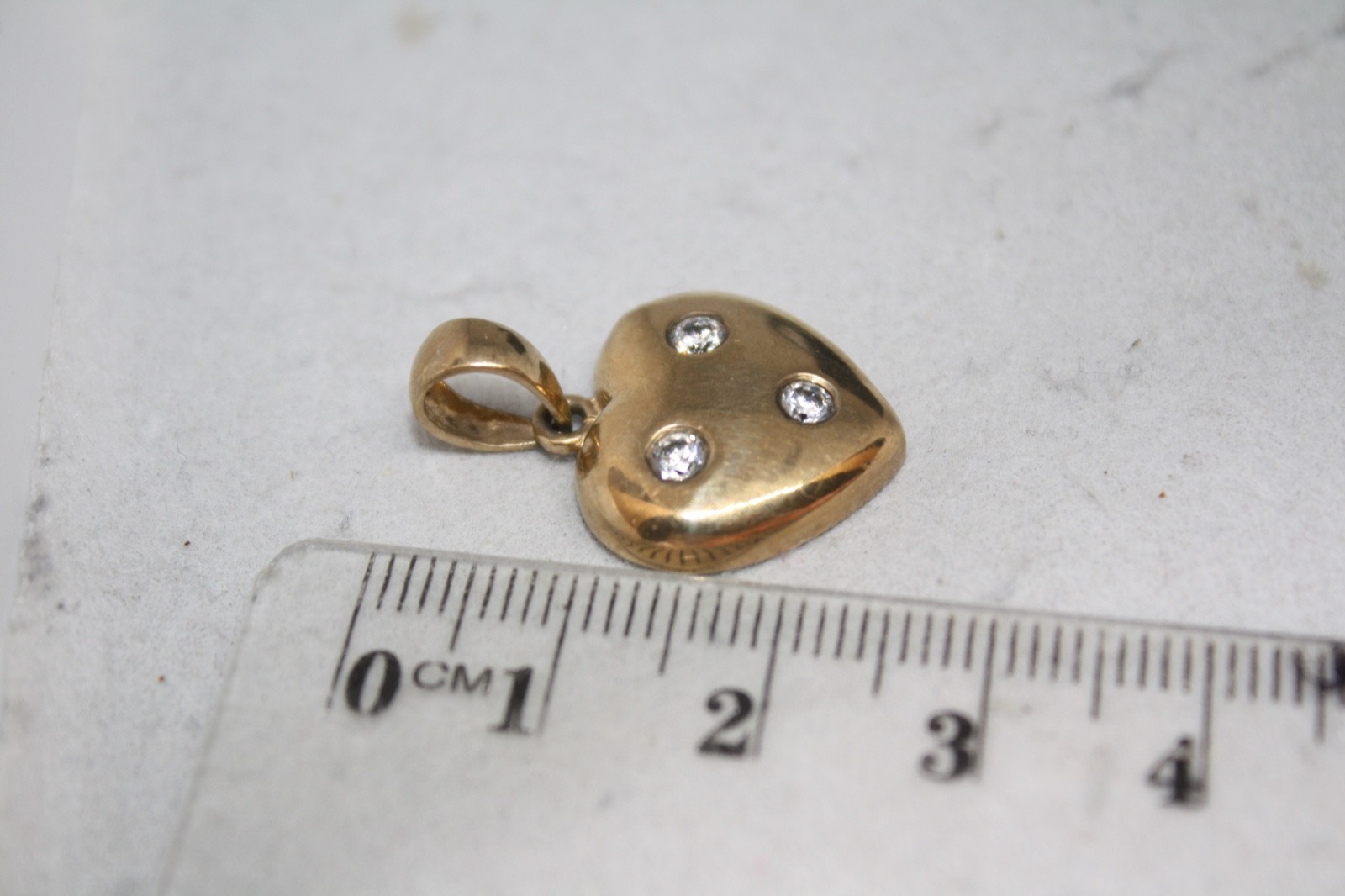 100% Genuine 9k Solid Yellow Gold 0.33CT Clear Quartz Stones Love Heart Pendant