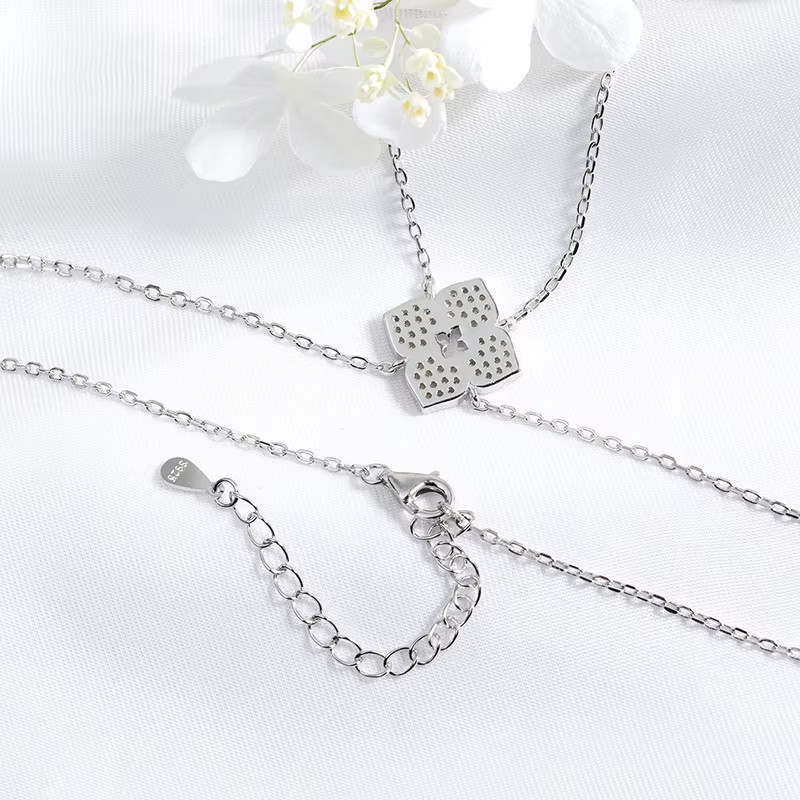 Sterling Silver Clovers VVS1 Moissanite Necklace Plated With 18K Gold For Woman