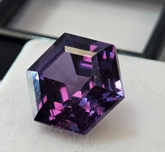 Alexandrite Colour Change Hexagon Cut 8+ Ct Natural Loose EGL Certified Gemstone