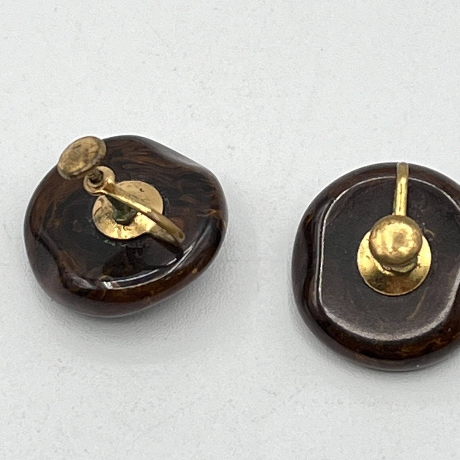 Vintage Mod Bakelite Marbled Brown Disc Button Screwback Earrings 1″