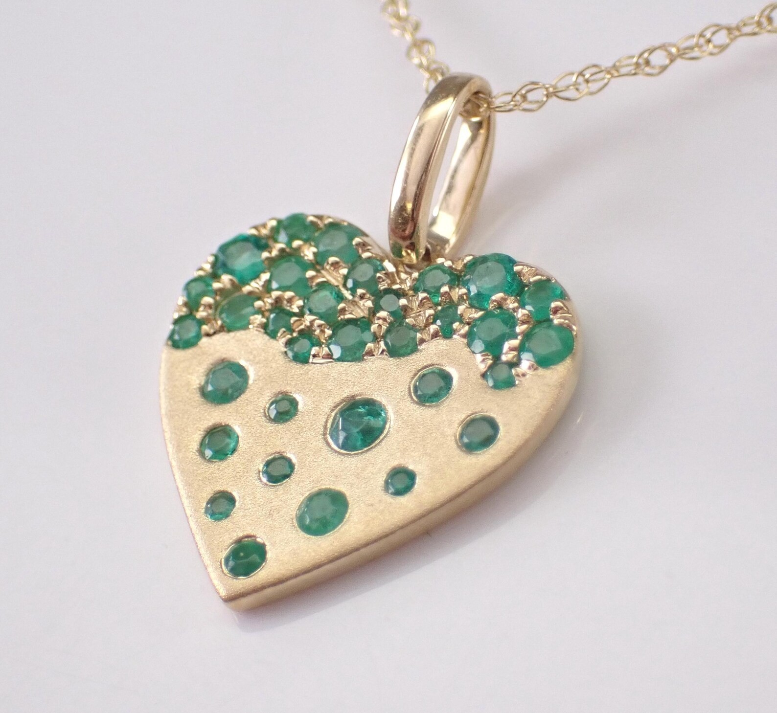 0.60Ct Round Cut Lab Created Green Emerald Heart Pendent 14k Yellow Gold Plated.