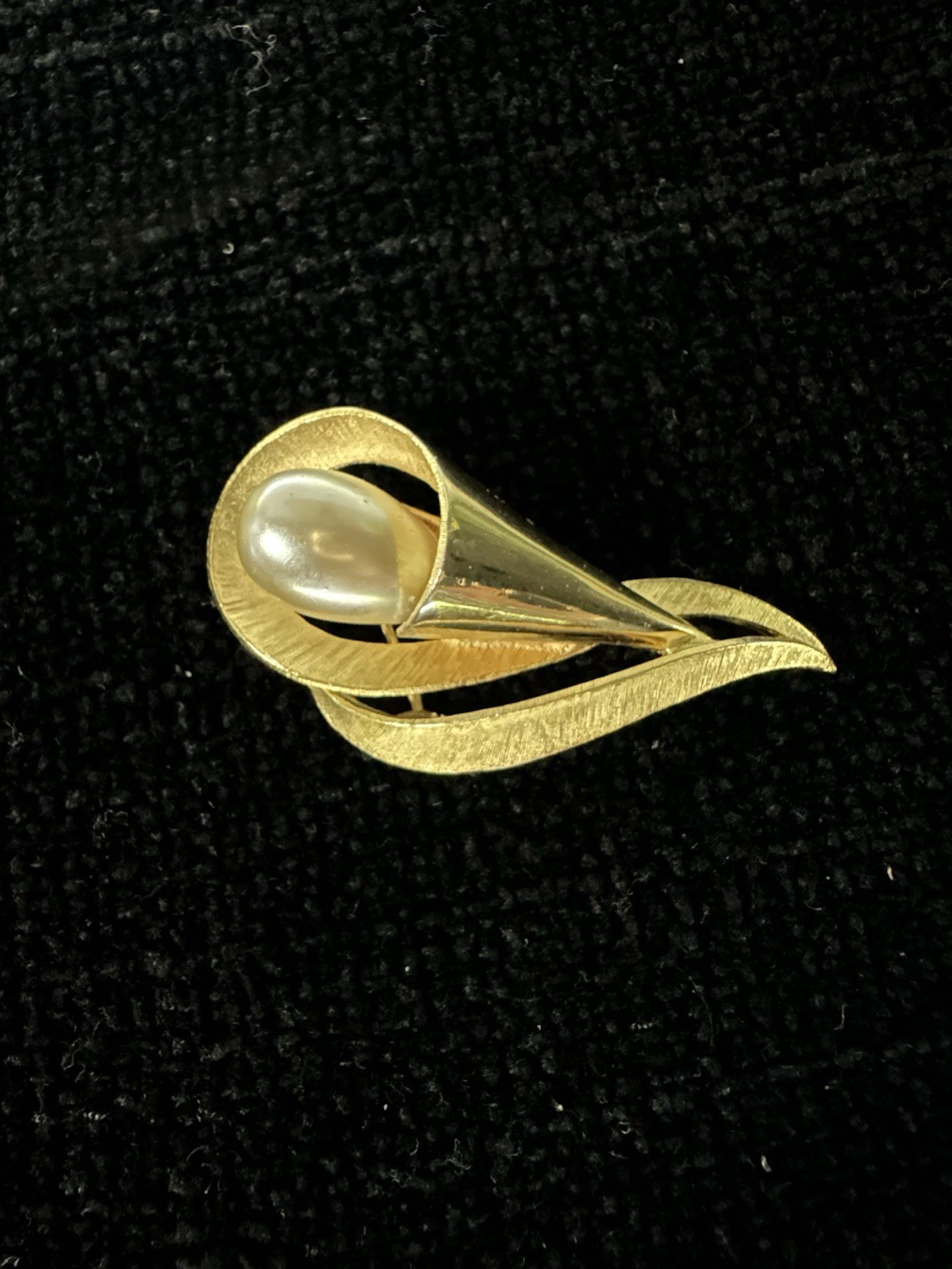Crown Trifari Signed Gold Tone Swirl Brooch Pin w/ Baroque White Pearl