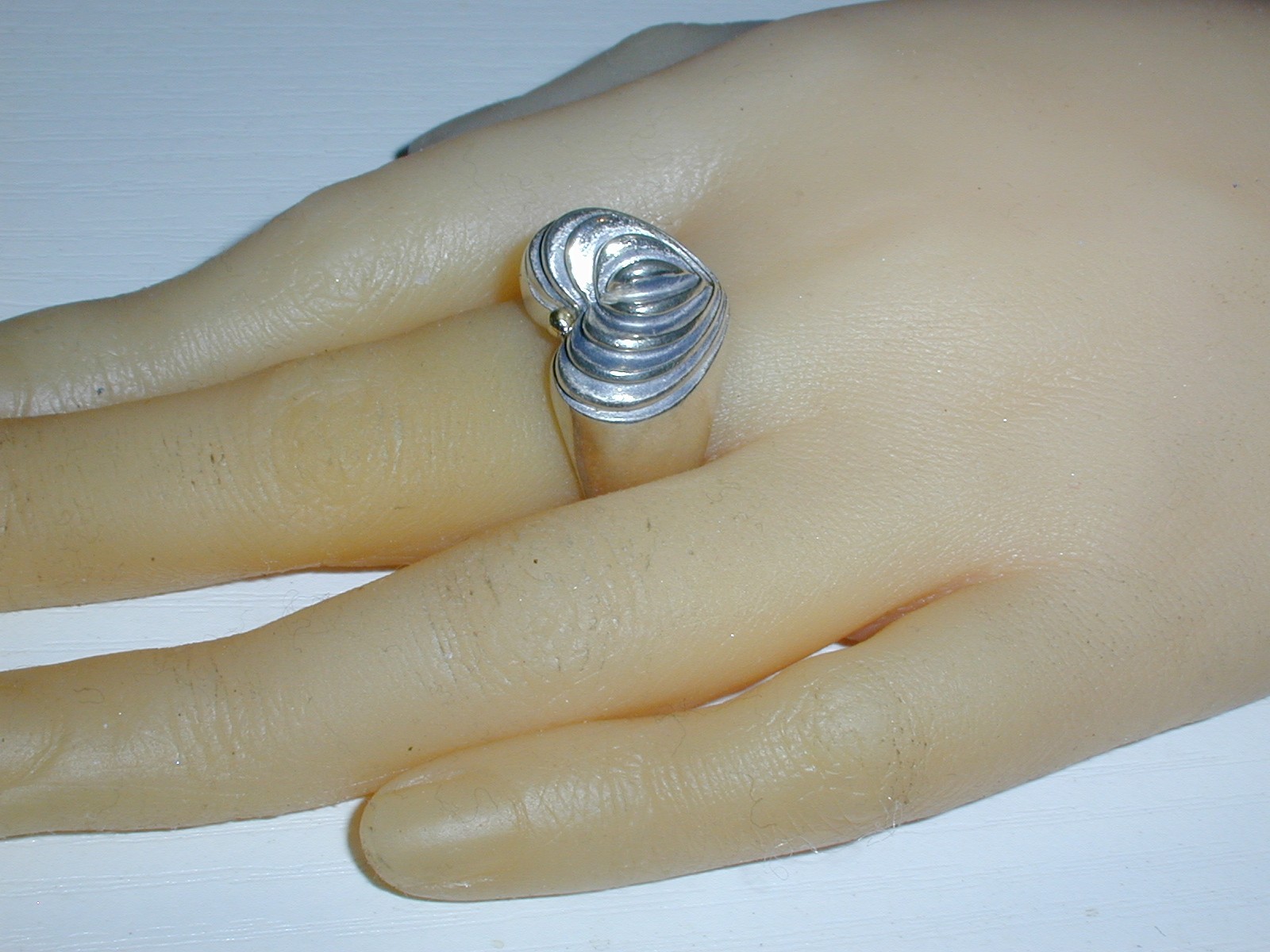 LAGOS CAVIAR STERLING HEART SHAPED RIBBED RING W/ 18K GOLD ACCENT- SIZE 7 1/2!
