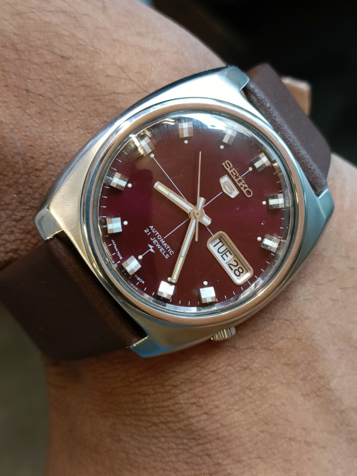 VINTAGE SEIKO 5 AUTOMATIC MAROON RED DIAL 7019-7110 JAPAN MEN WORKING CONDITION