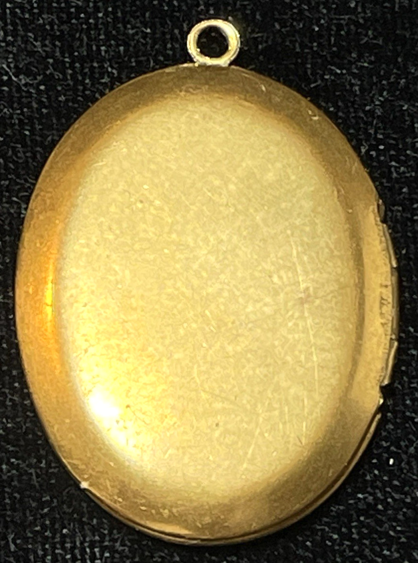 VINTAGE VICTORIAN STYLE OVAL FLORAL MOTIF GOLD TONE LOCKET FOR PHOTOS 1-1/4″ HI