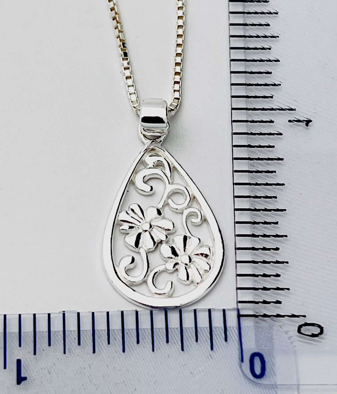 Sterling Silver 925 4.1 Gram Cutout Flowers 18” Necklace