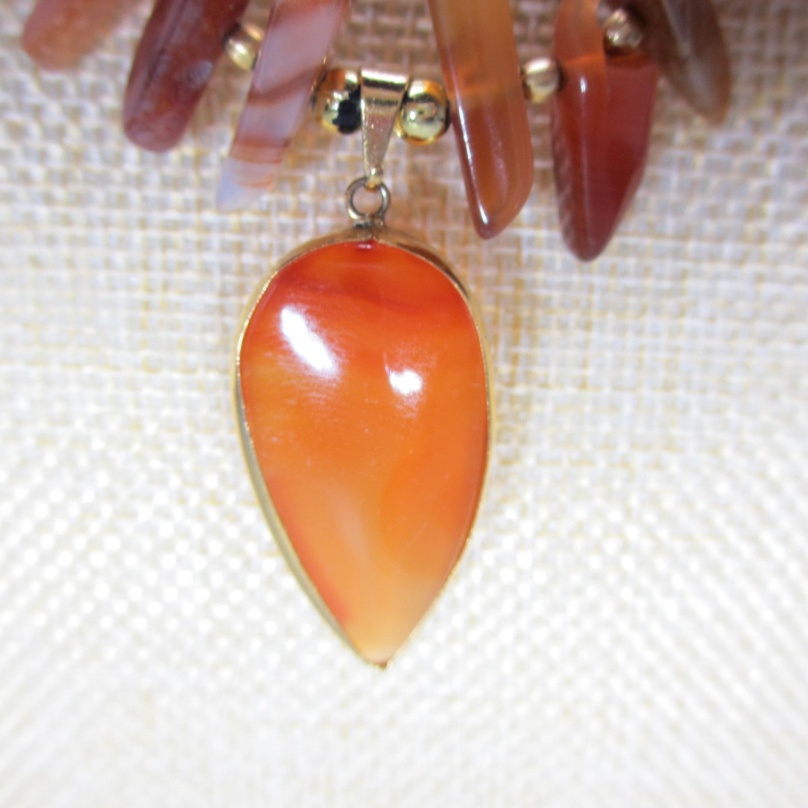 Vintage Stone Chip Necklace Pendant Orange Brown Gold Tone 17 Inch