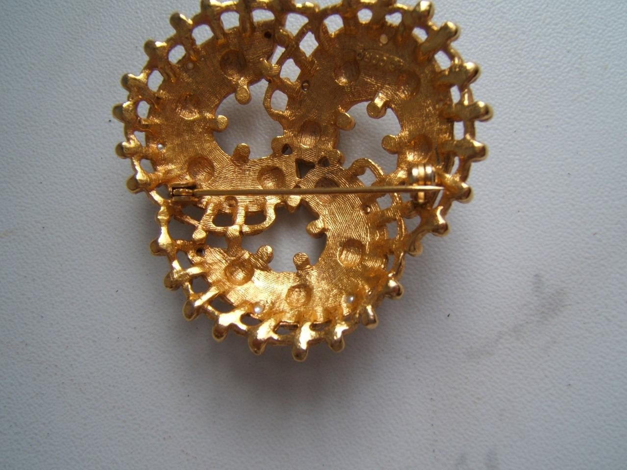 VINTAGE CORO GOLD TONE BROOCH PIN W/ RED & GREEN STONES
