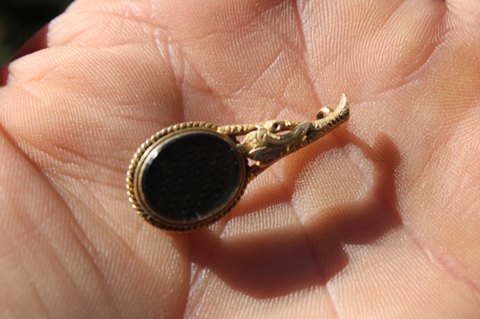 Antique 14k Yellow Gold Victorian Mourning Brooch, 3.17g (1.25″)