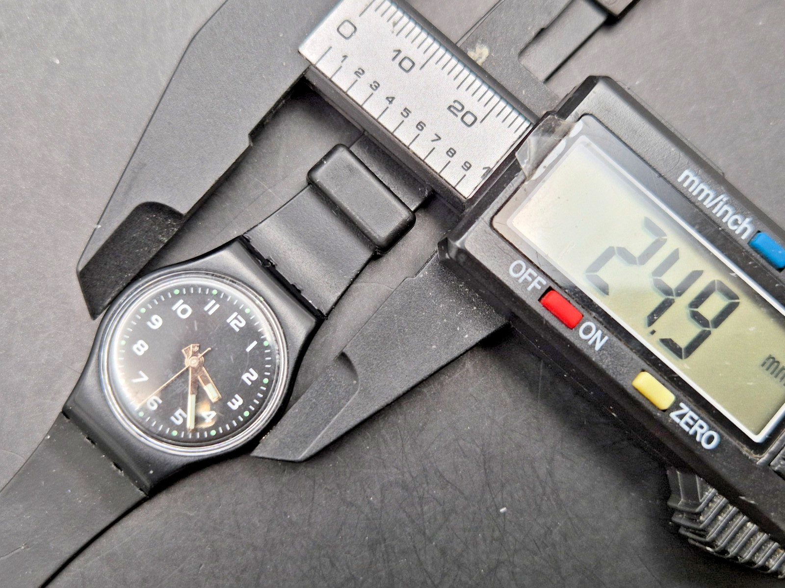 Vintage SWATCH Women’s All Black Silicone/Rubber Strap Watch-Working