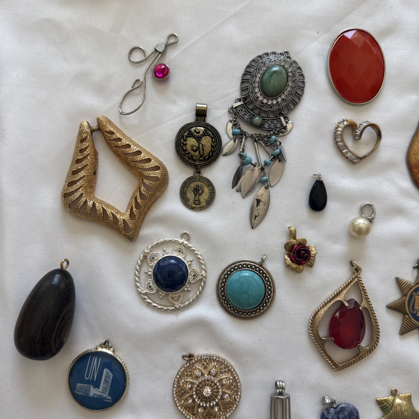 29 Pendants Silver & Gold Tone, Heart, Shell, Round, Red, Blue, Green. Unisex