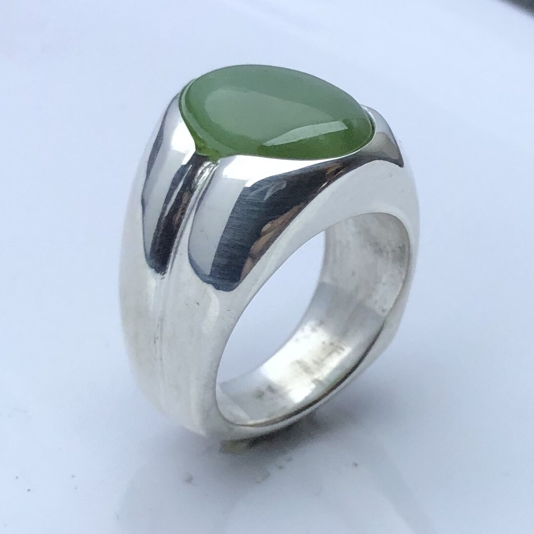 MJG STERLING SILVER MEN’S RING. 16 x 12mm NEPHRITE JADE. SIZE 10. 26 grams