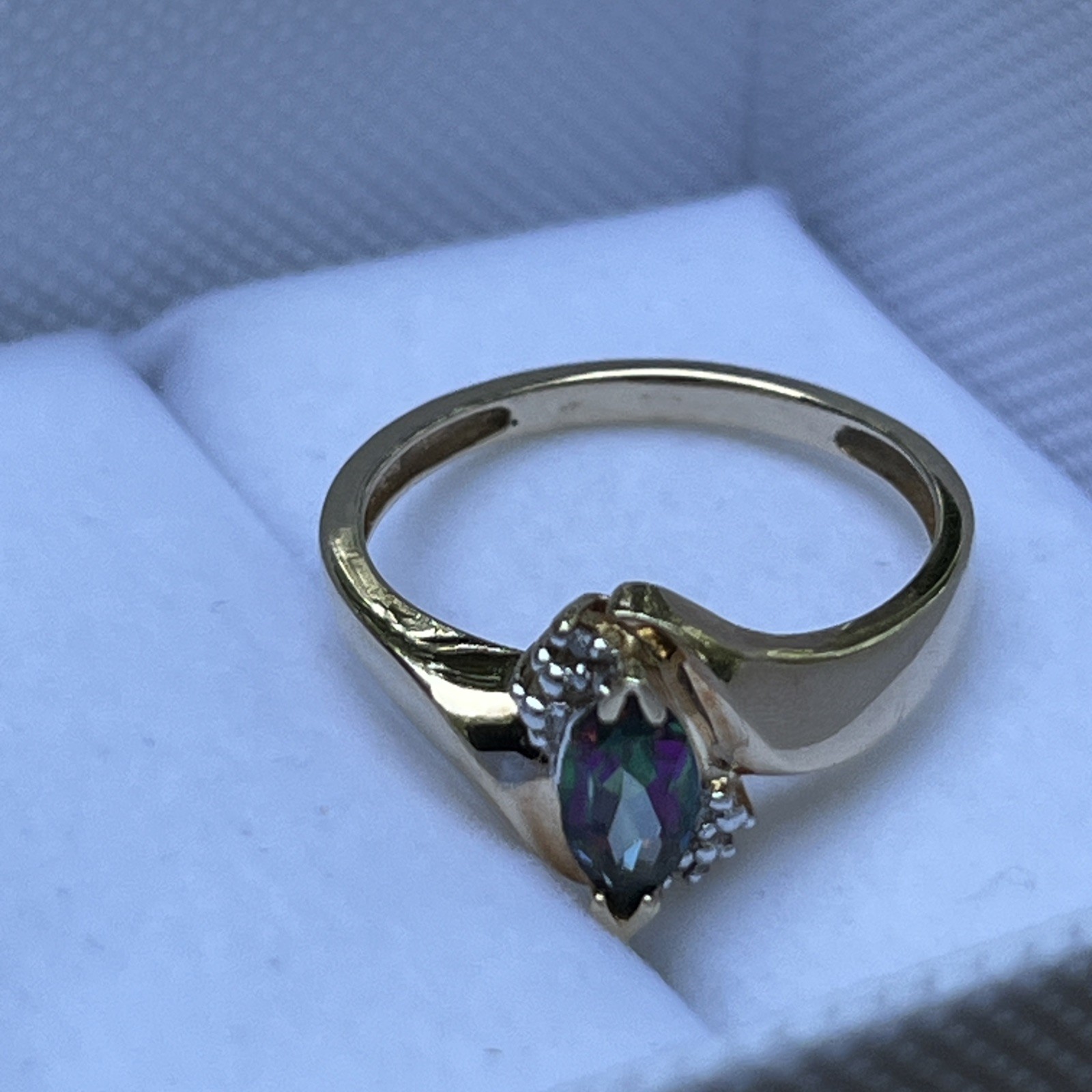 10k Solid Yellow Gold with Mystic Topaz Accent Ring Size 7; 2.4 grams, gorgeous