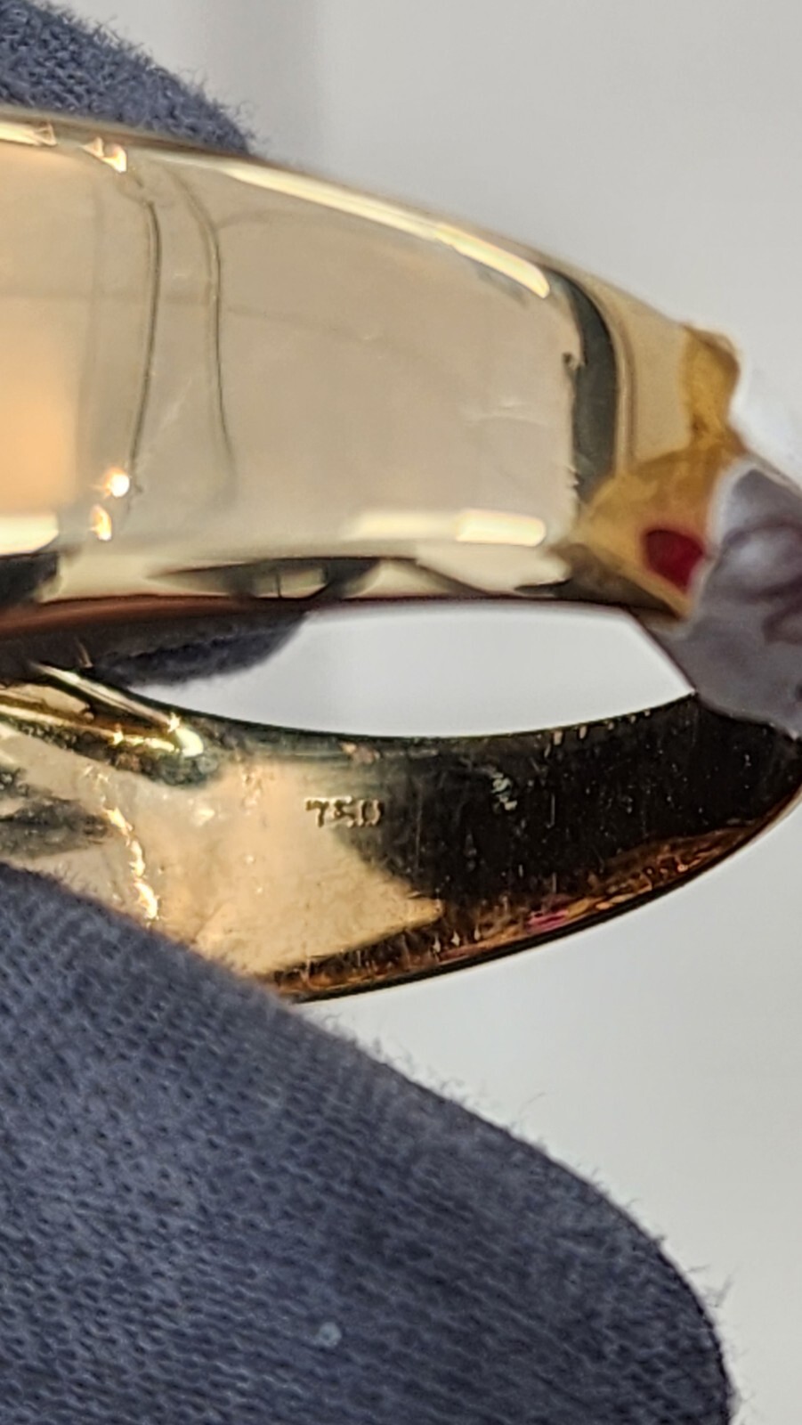 18kt Ring,Diamonds And Rubi,8.9 Grams,gabochon rubi,and calibrated rubis,Size10.