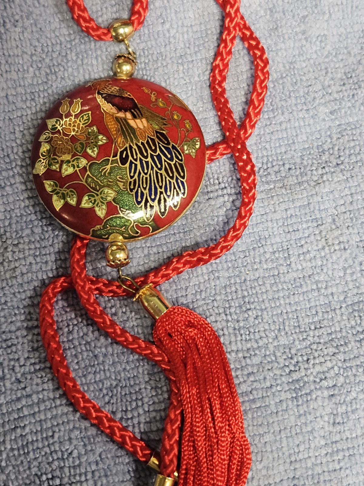 VINTAGE CLOISONNE COLORFUL PUFFY 2-SIDED PEACOCK FLORAL ROUND PENDANT W/24″ CORD