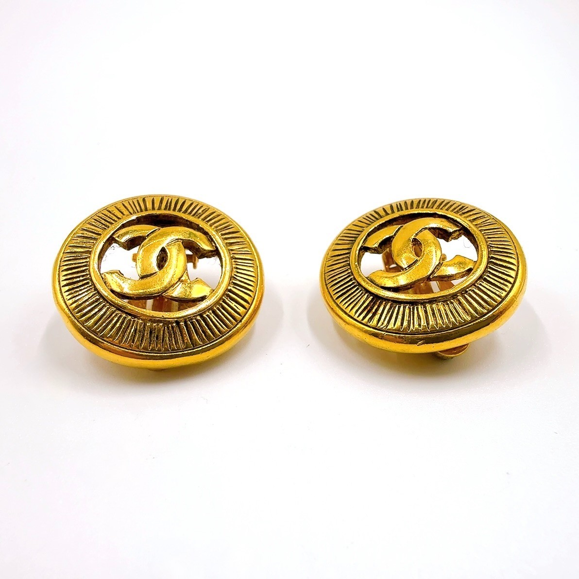 CHANEL CC Logo Coco Mark Vintage Earrings Gold-tone Matelasse Clip-On Auth JAPAN