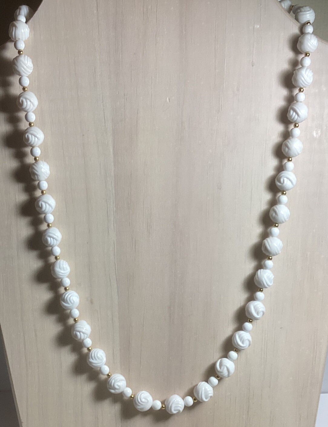 VINTAGE 29 1/2” WHITE WITH GOLD ACCENT BEADS NECKLACE BEADS SHAPED LIKE KNOTS
