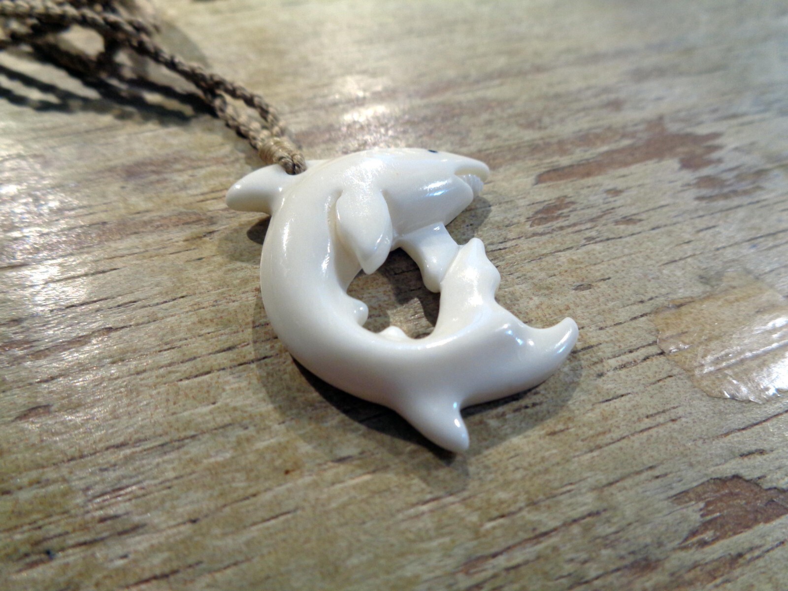 31MM CARVED WATER BUFFALO BONE HAWAIIAN MANO NIUHI SHARK PENDANT NECKLACE 28″