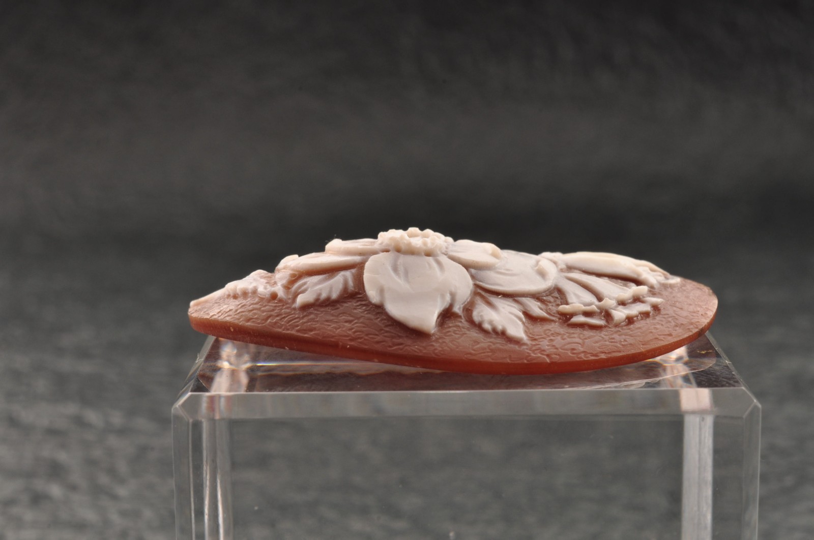 Vintage oval shape Sardonyx shell cameo, carved “Lily motif” (total 25.0ct).