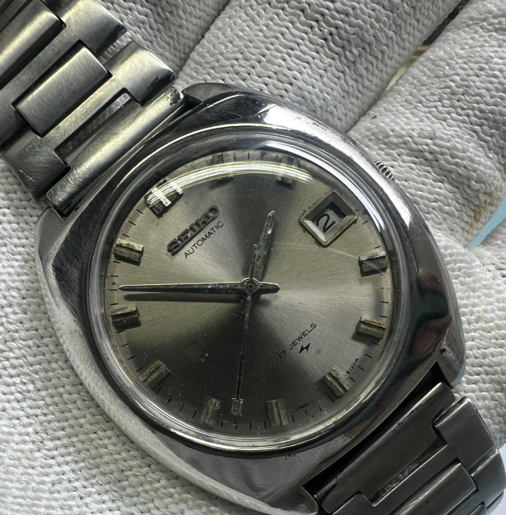 76. Seiko wristwatch 7005-8120 R date 37 mm running