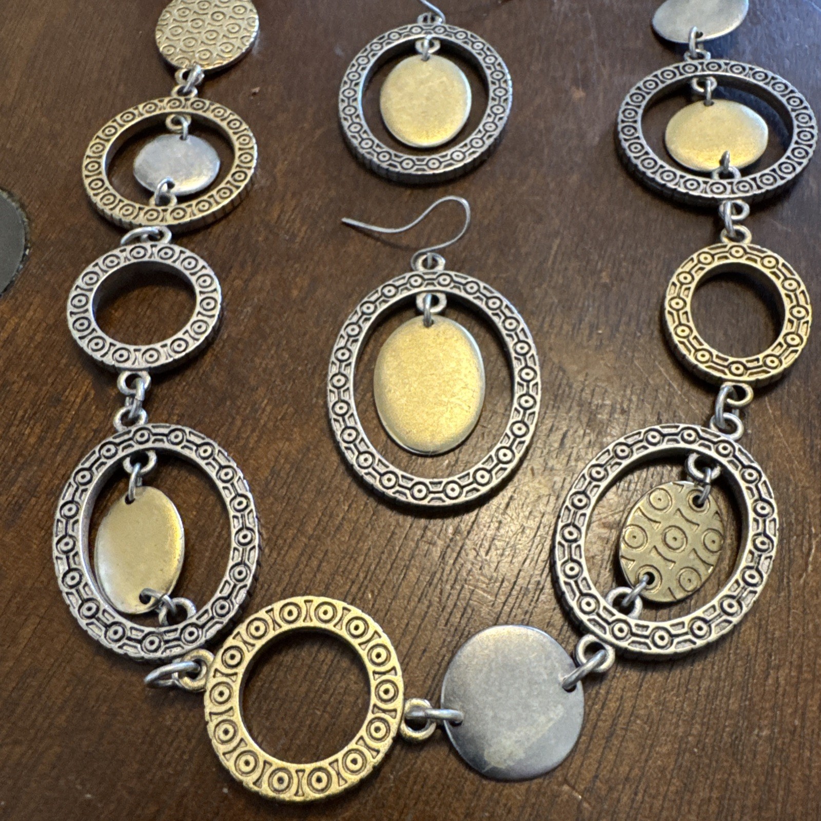 Premier Designs 2 Toned Embossed Link Necklace Set 22” 1-1/2” Drop on Earrings