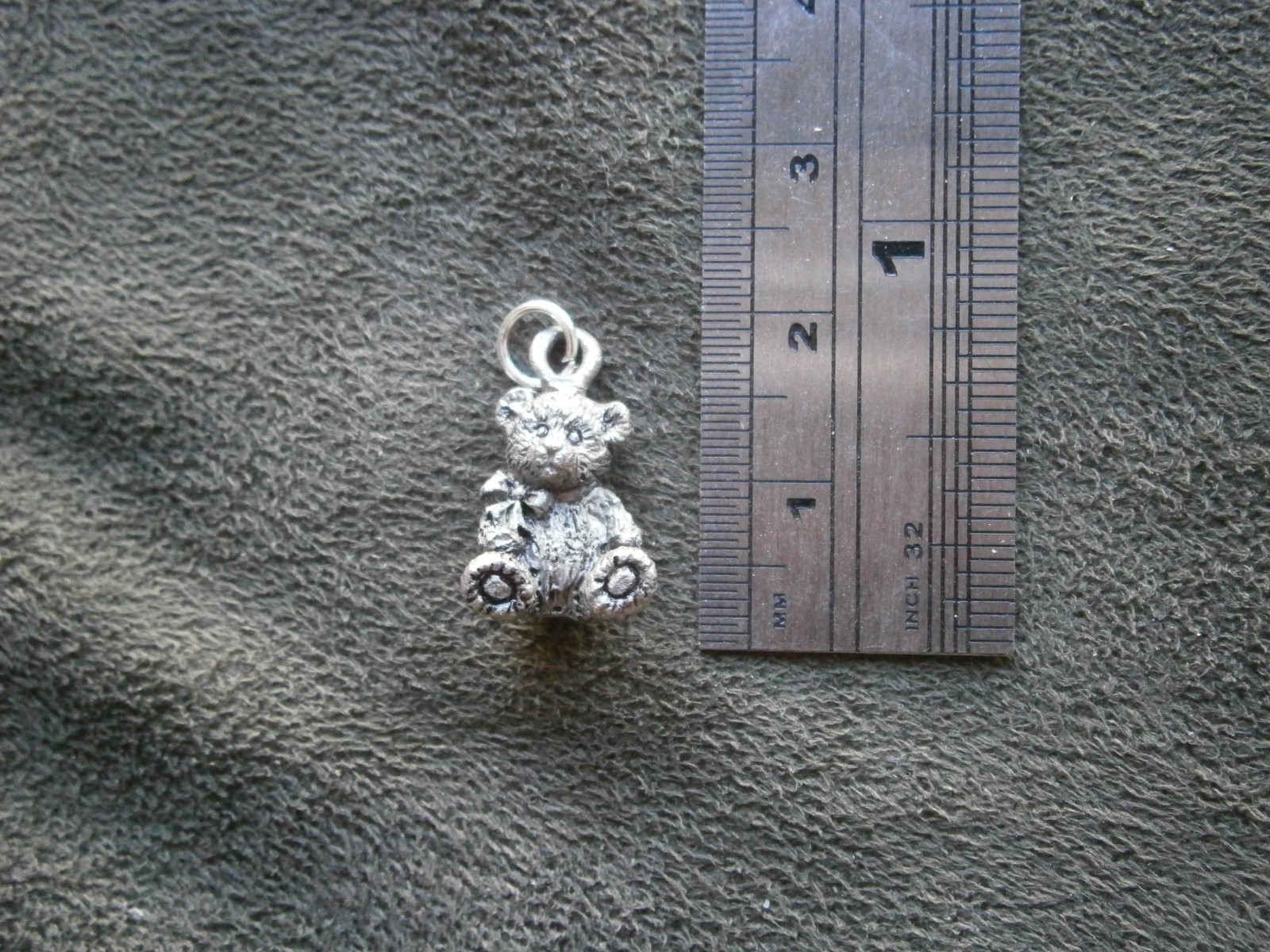 Seated Teddy Bear Detailed Vintage Dark Silvertone Charm Pendant 4.0g
