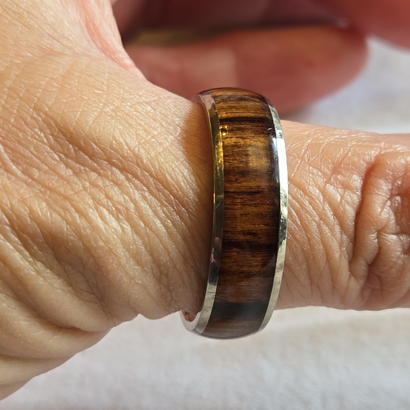 Mens Titanium & Wood Grain Design Ring Lightweight Sz 14.5