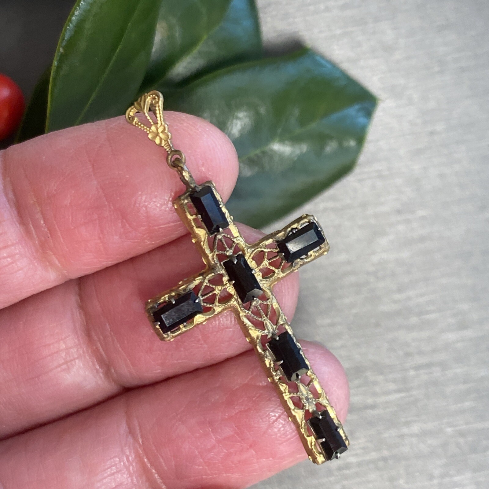 Vintage Filigree Cross Pendant Estate Jewelry Pre-owned Art Glass Die Struck