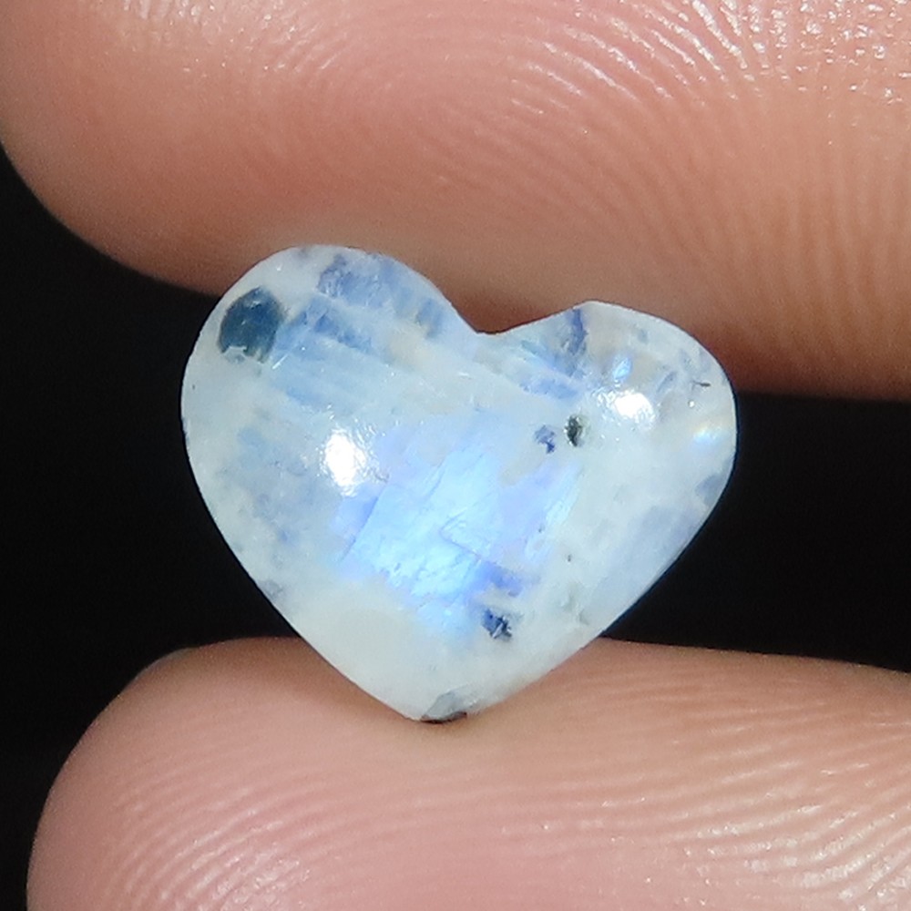 natural Rainbow Moonstone heart Translucent gemstone 6.70 Carat. (13x11x05 mm)