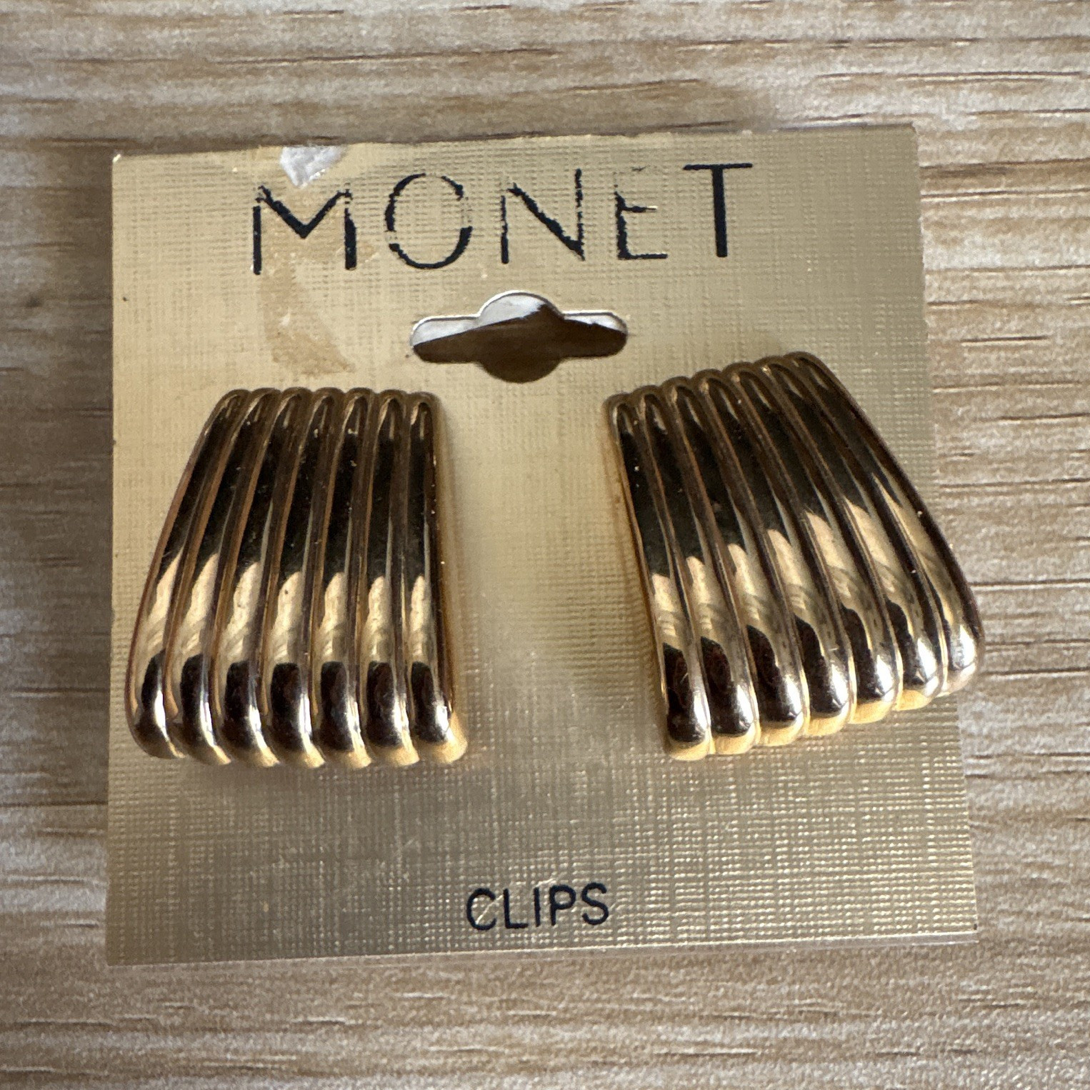 Monet Gold Tone Ribbed Fan Clip-On Earrings Lobe No Stone Metal MPN 35244