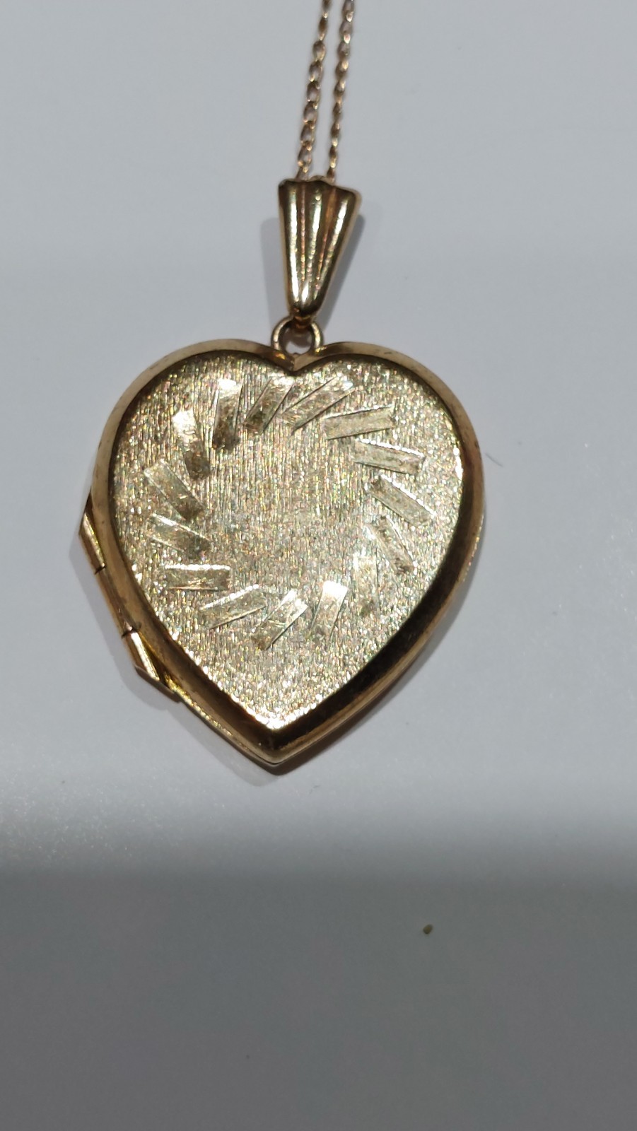 Solid 9ct gold Heart locket Pendant Chain 56cm necklace 4 gm Brand New 9k H M