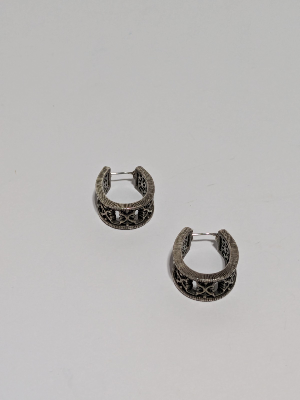 Silver Tone Oval Hoop Filigree Style Earrings 1″. Push Lock Closure. Textured.