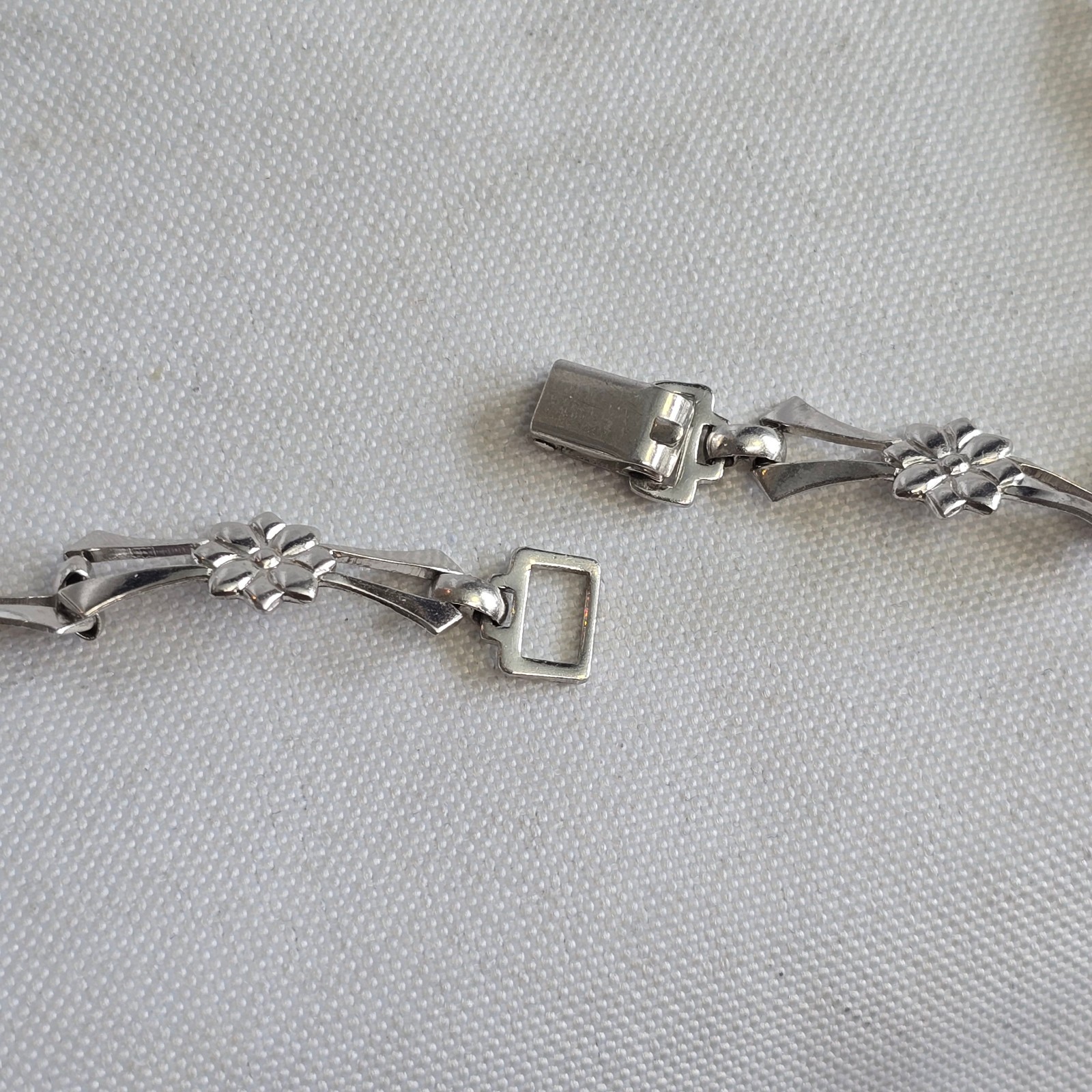 Sterling Silver Floral Necklace 14.53g Fine Jewelry 15″ Chain Flower Choker