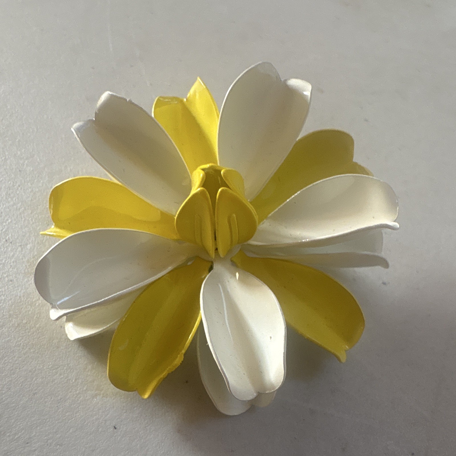 1960’s vintage White & Yellow Flower Brooch Pin, Plastic & Metal (flower power)