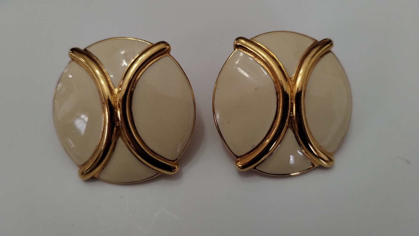 Vintage MONET Cream Beige Enamel Gold tone Round Circle Post Earrings 13