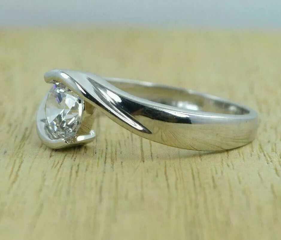 Superb 1.5Ct Round Brilliant Moissanite Diamond Engagement Ring 14K White Gold