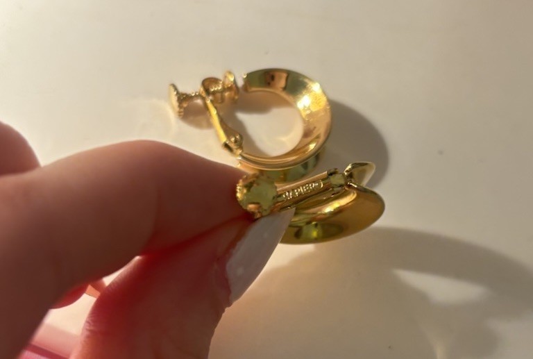 Vintage Napier Gold Tone Thick Round Hoop Huggie Clip-On Earrings Screw Back