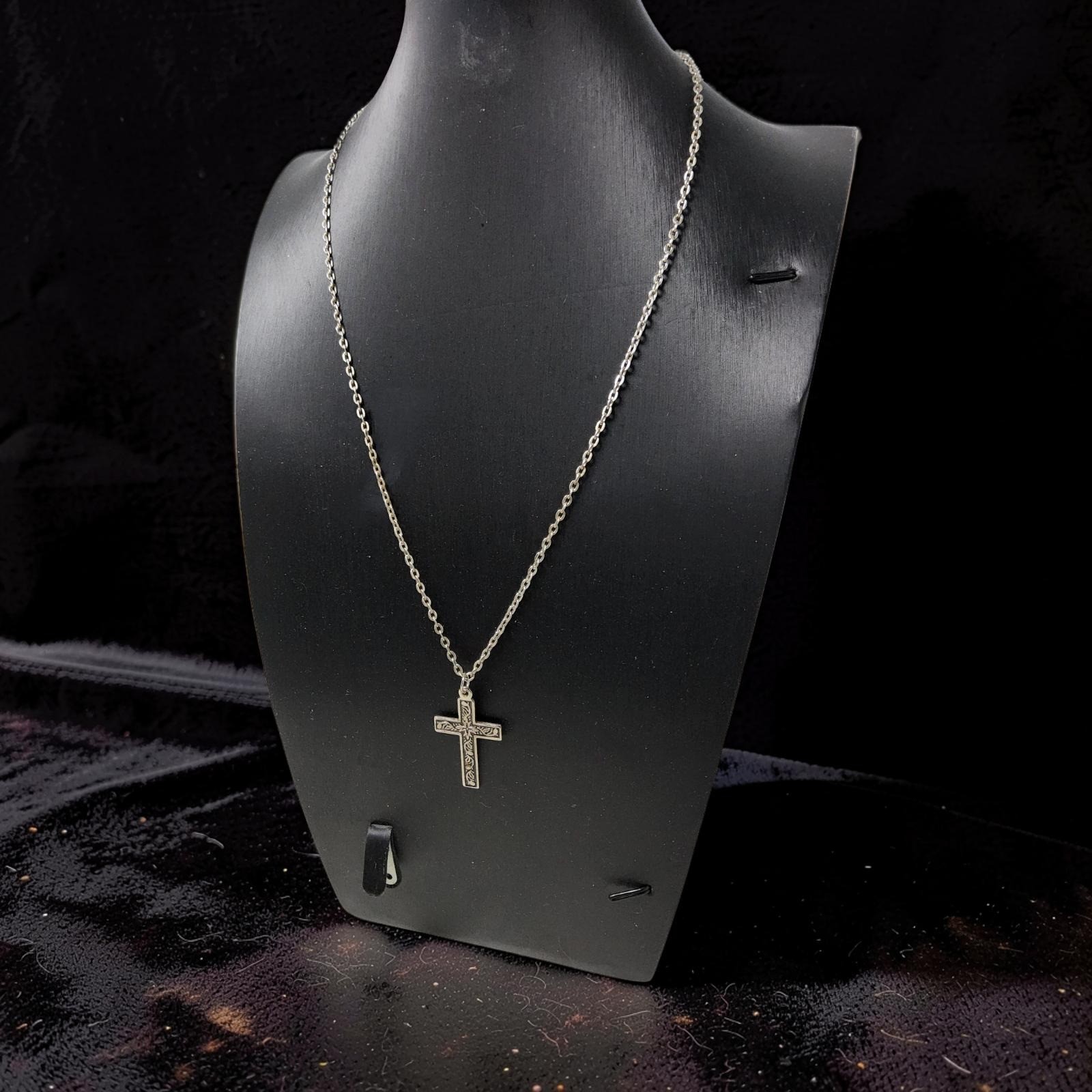 Vintage 10″L Chain Link Necklace W/Swirl Design Cross