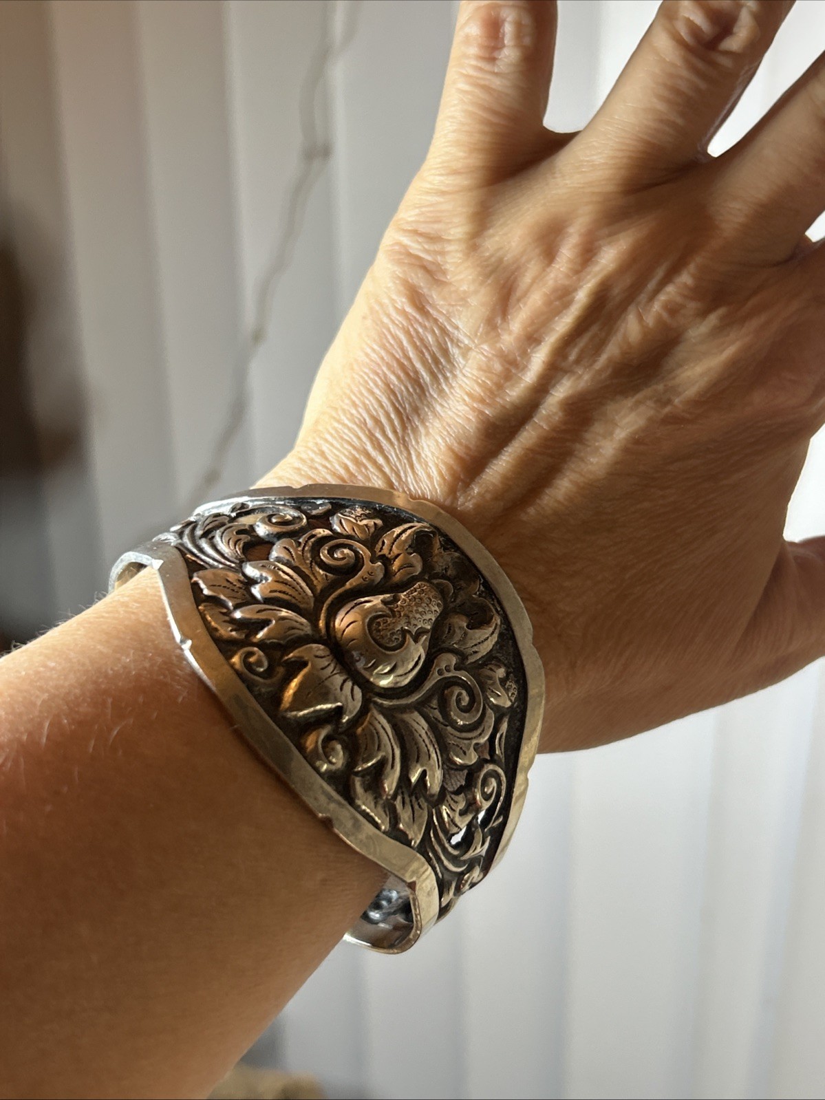 31. Ethnic SN 800 Silver Lotus Flower Motif Repousse Cuff bracelet 36.3g, 7 1/2″