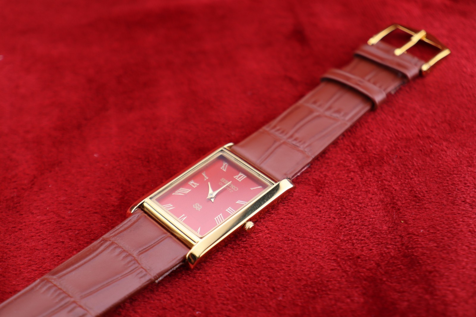 ⌚✨ Vintage Seiko Slim Quartz Gentlemen’s Red Dial ,Light Brown Dress Watch