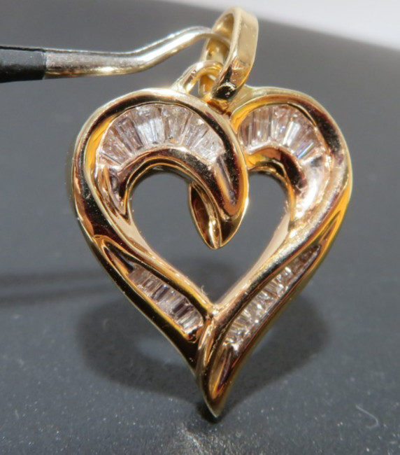 14K YG NATURAL DIAMOND CLUSTER HEART PENDANT 0.25 tcw 4.00 grams (AI-2939)