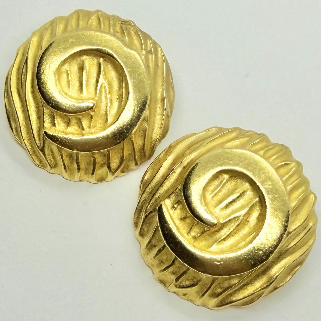 Vtg Satin Matte Goldtone Modernist Swirl Statement Earrings Clip-on Large Round