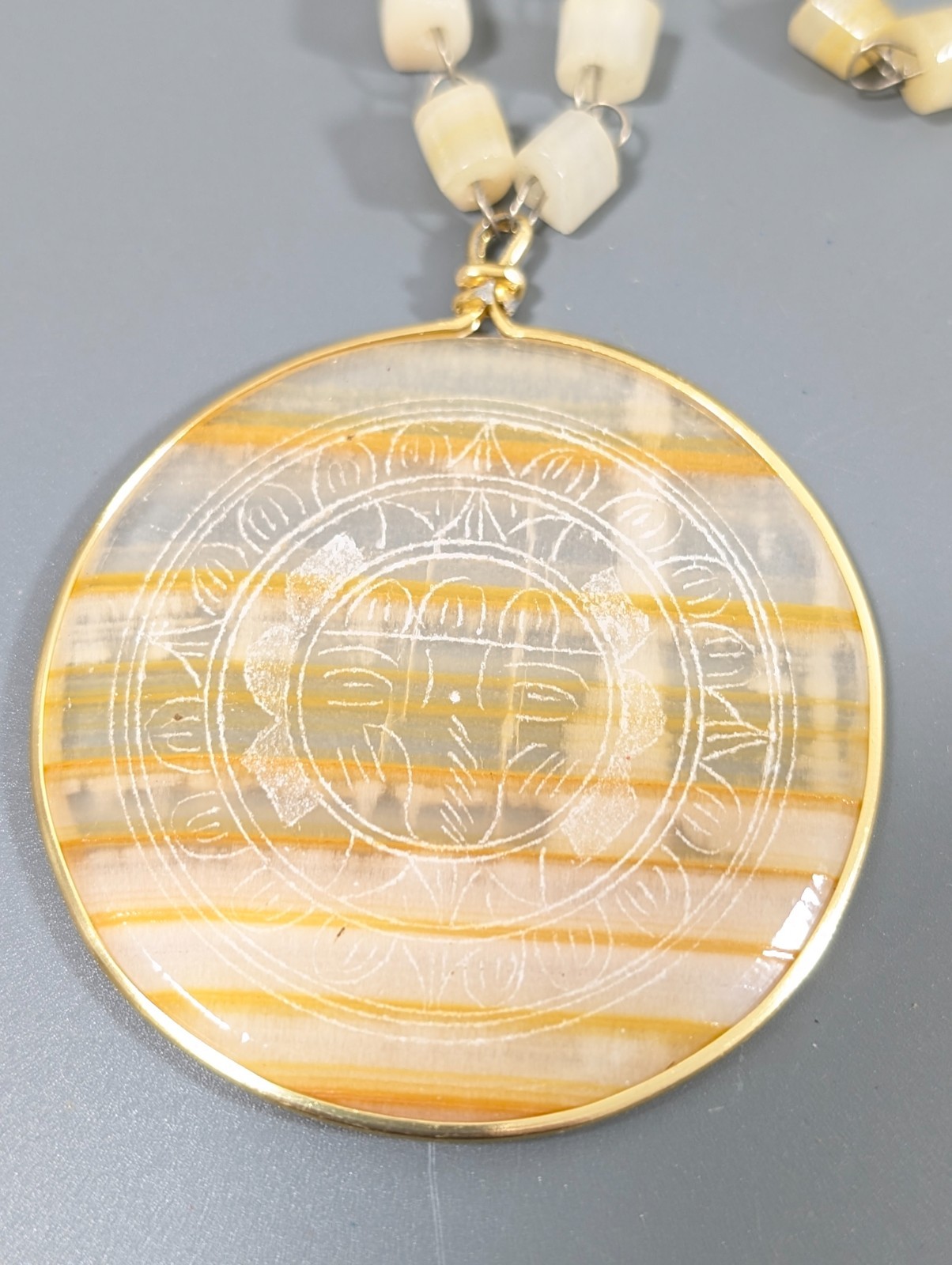 VTG Etched Mayan Sun God Medallion Pendant Neckalce Agate beads 22 in