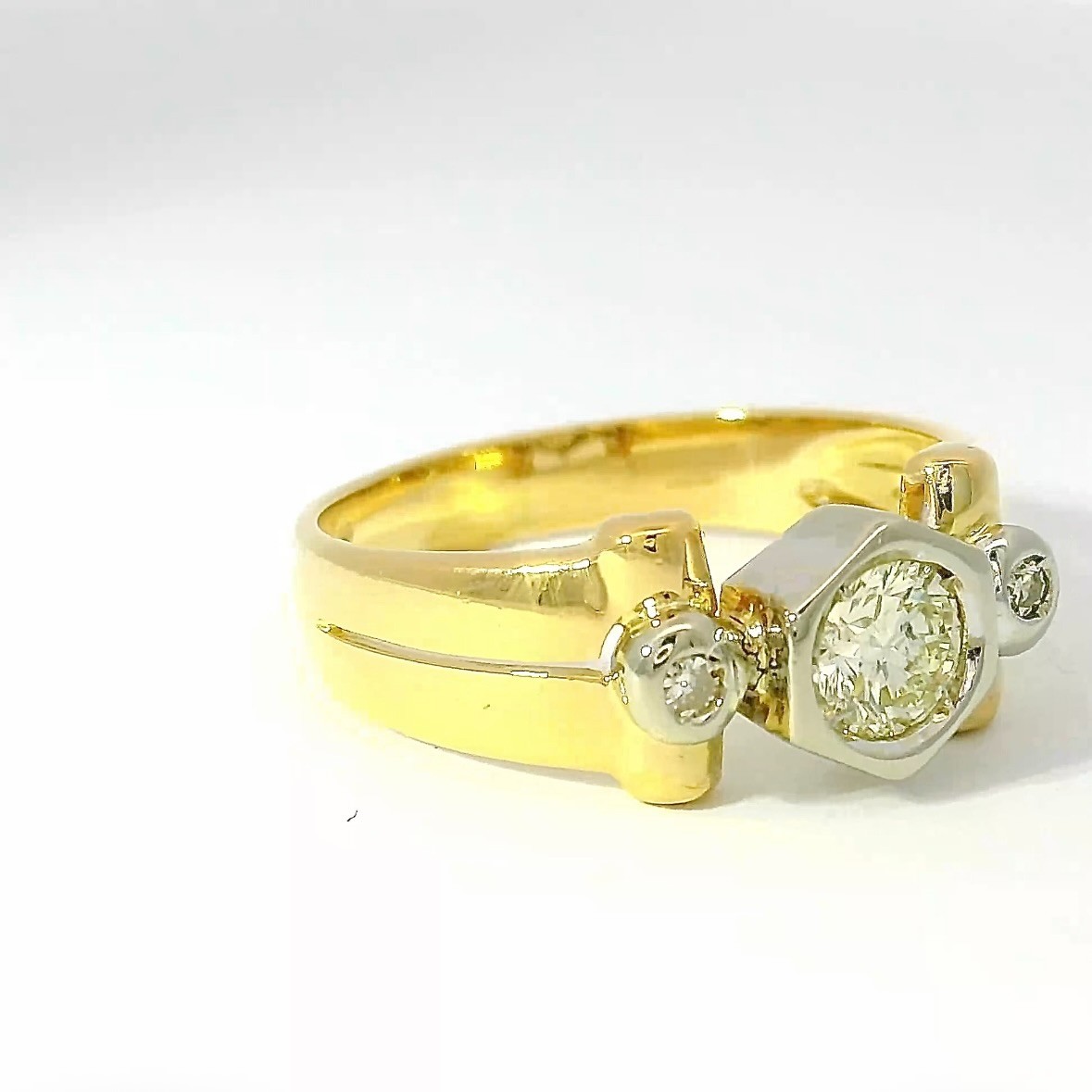 Elegant Two Tone Ring in 18ct Gold with Large Brilliant & Diamonds