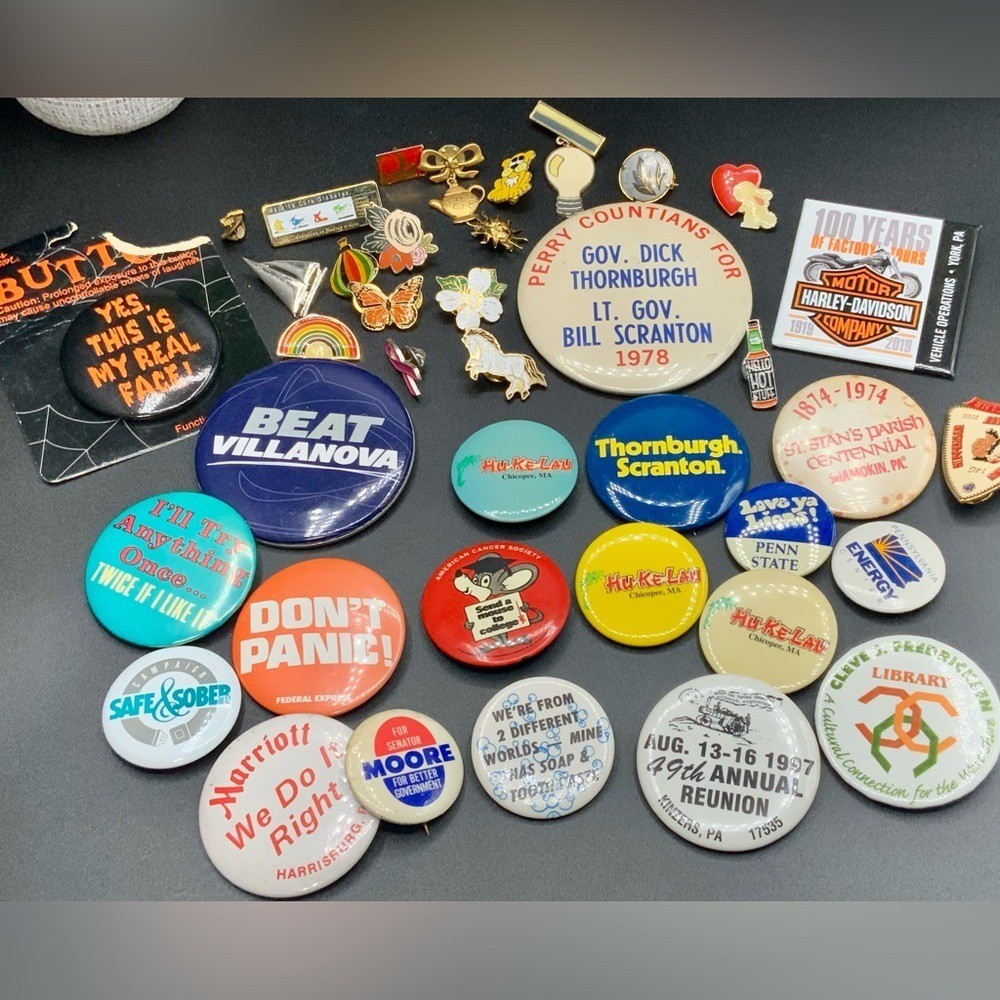 Large Lot Pre-owned Vintage Button Pins, Pinbacks, Lapel Pins, Brooch
