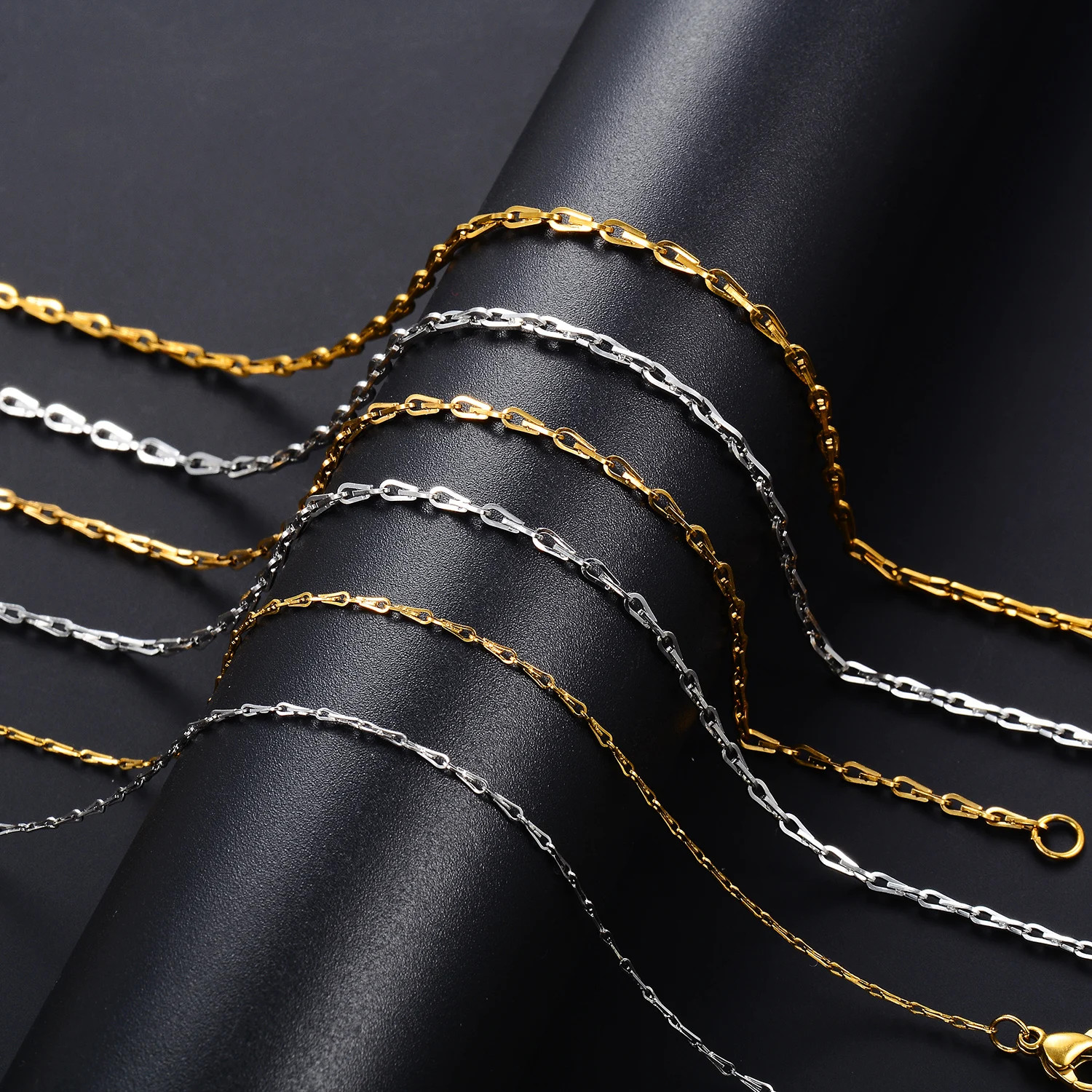 316L Stainless Steel Thin Necklace Cable Chain on the Neck PVD Gold Plated Water