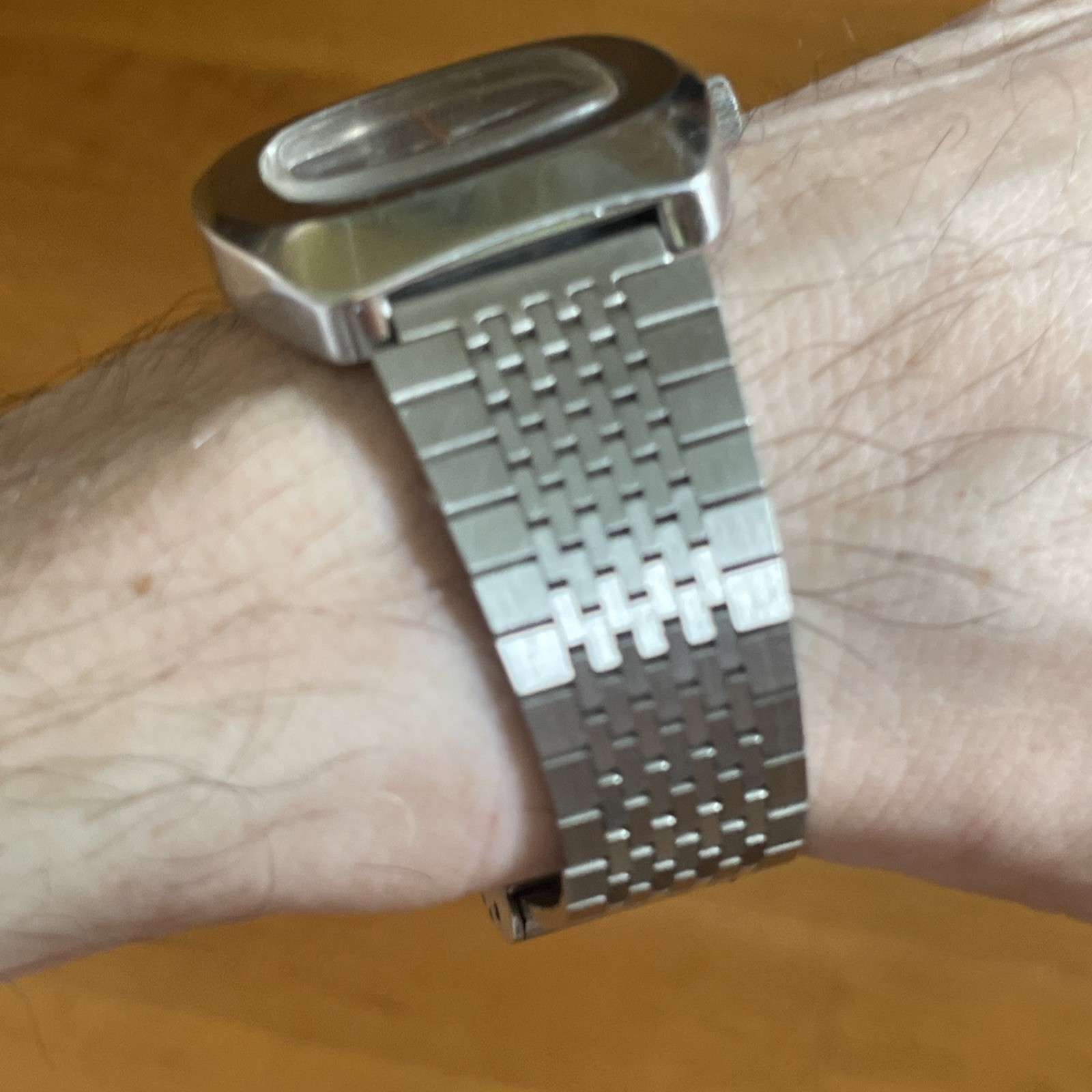 VINTAGE STAINLESS STEEL MEN’S SWISS WATCH AUREOLE DATE AT 4 Manual wind