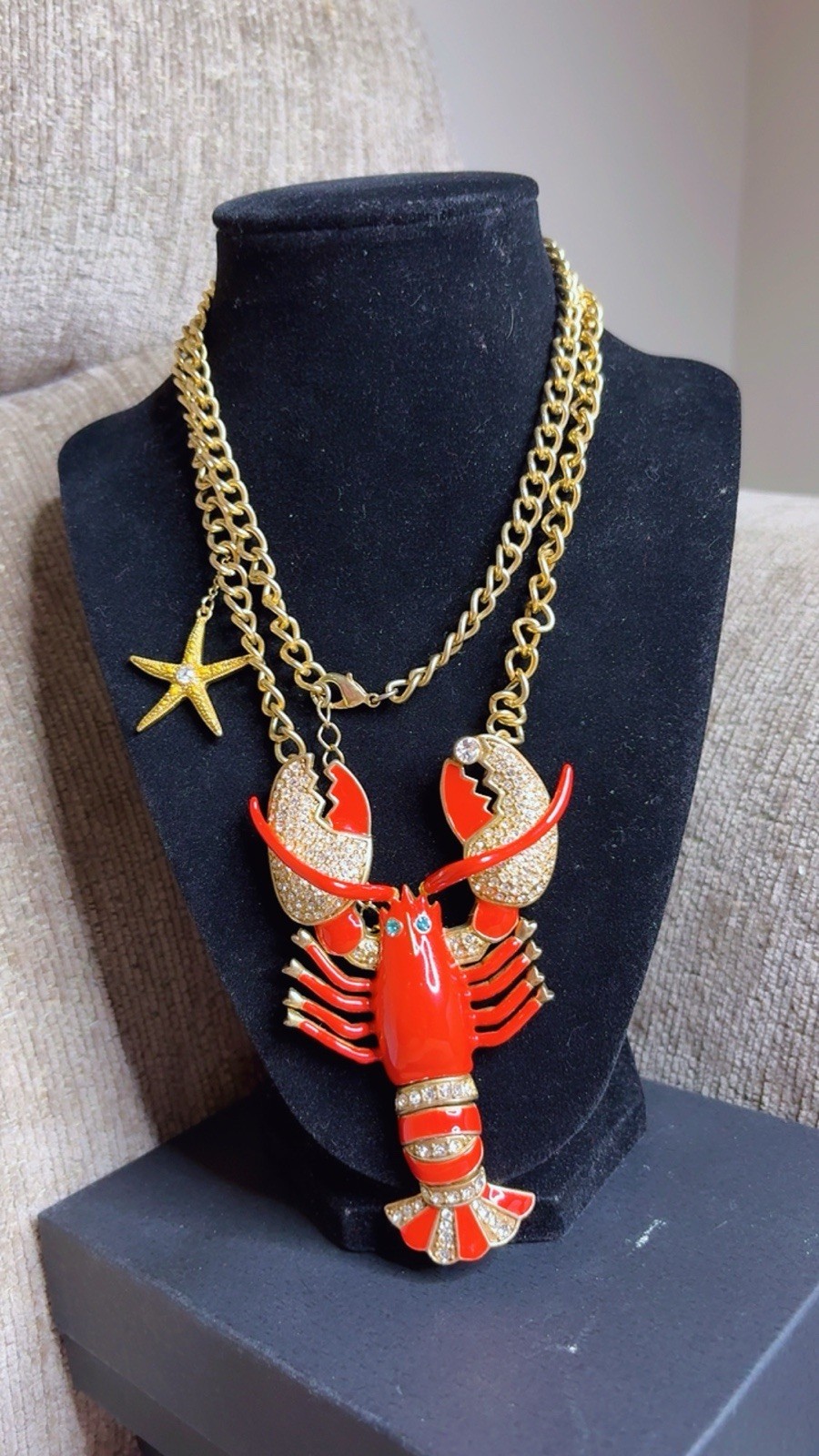 HUGE 🦞BETSEY JOHNSON Gold Tone Enamel Crystal Lobster OCharm Necklace🤩