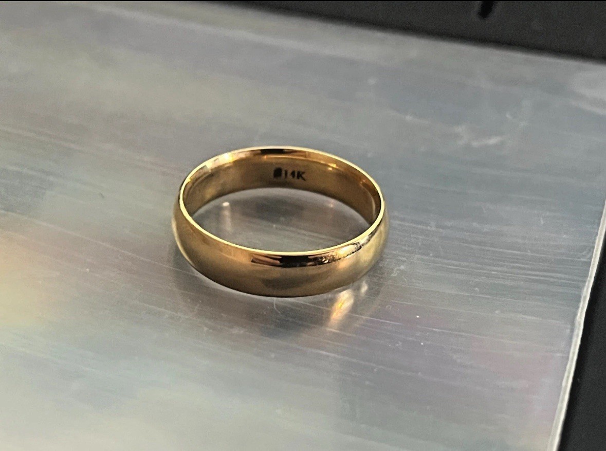 Blue Nile Solid 14kt Yellow Gold 5mm Classic Wedding Band Ring size 8